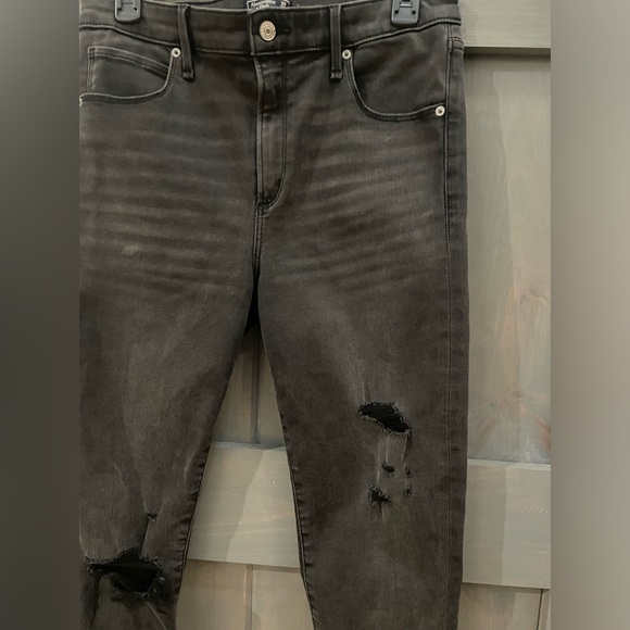 Abercrombie & Fitch
New (No tag). Never worn
Size 10s/30
Black distressed - Picture 2 of 6